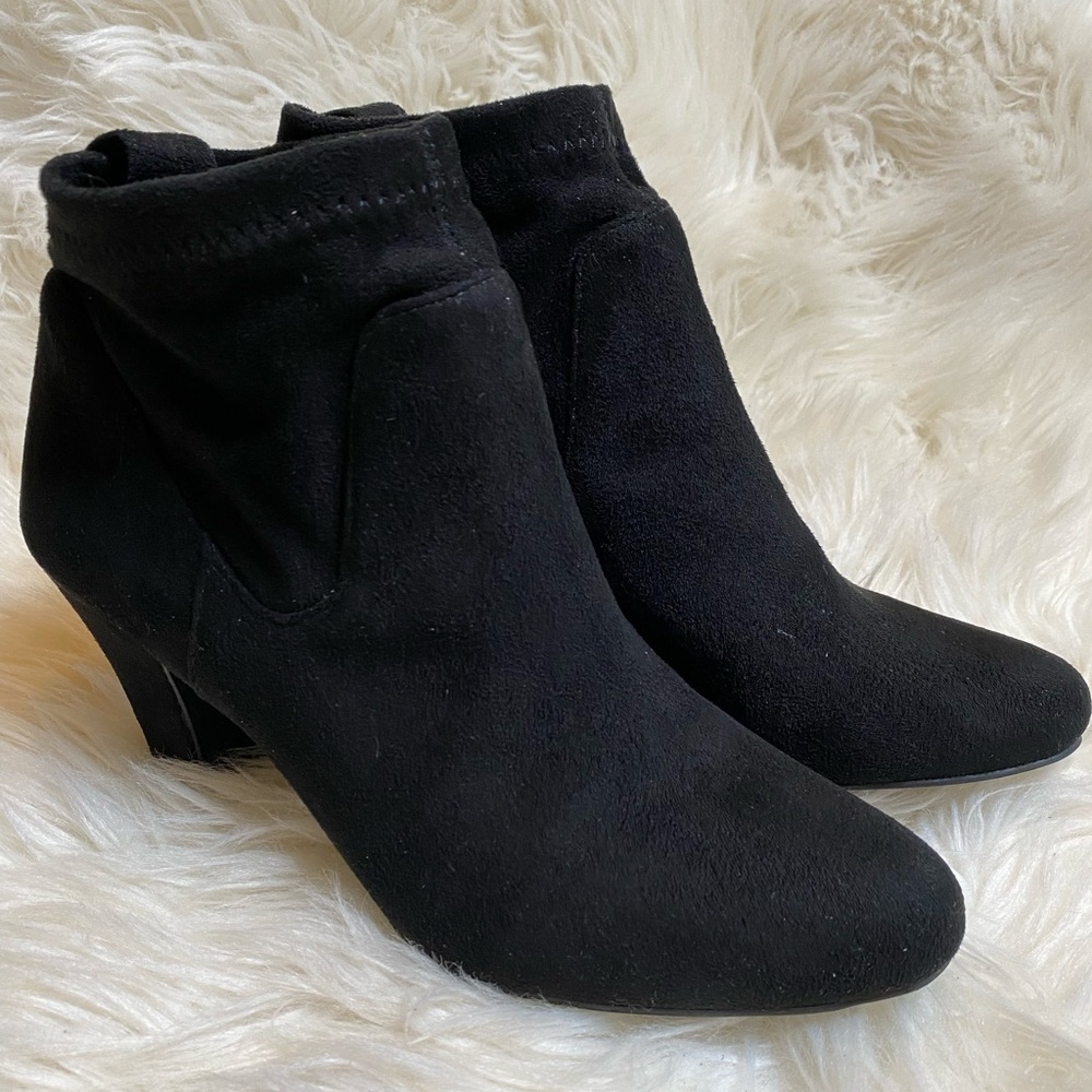 BCBGENERATION Delilah Black Faux Suede Heeled Booties 7
